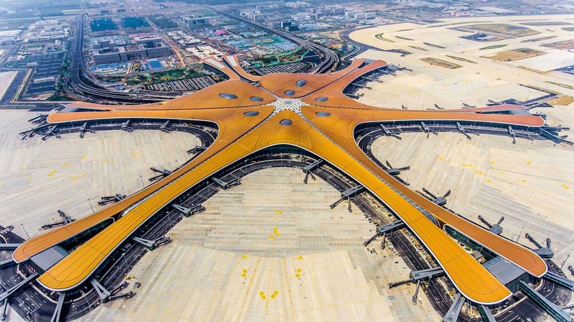 Sân bay Daxing được gọi là "Sao biển" vì thiết kế 5 cánh nối với sảnh chính của nó (Ảnh: CNN)