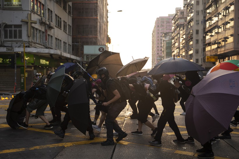 Các chỉ số nền kinh tế của Hong Kong thi nhau tụt dốc do tình trạng bất ổn (Ảnh: Bloomberg)