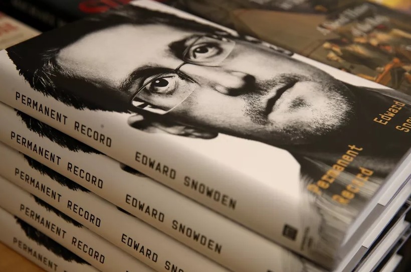 Cựu nhân viên CIA, "người thổi còi" Edward Snowden công kích các tập đoàn công nghệ lớn trong lúc giới thiệu cuốn sách mới xuất bản (Ảnh: Vox)