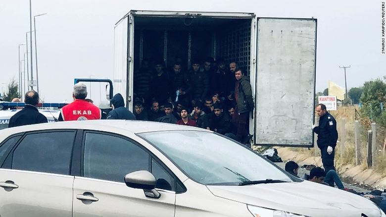 41 người di cư trái phép trốn trong khoang lạnh xe tải bị cảnh sát Hy Lạp phát hiện (Ảnh: CNN)