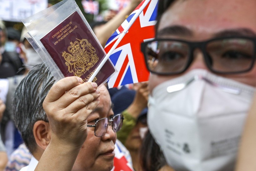 Hàng trăm người đã kéo đến lãnh sự quán Anh tại Hong Kong để kêu gọi nâng cấp quyền cư trú cho hộ chiếu BNO (Ảnh: SCMP)