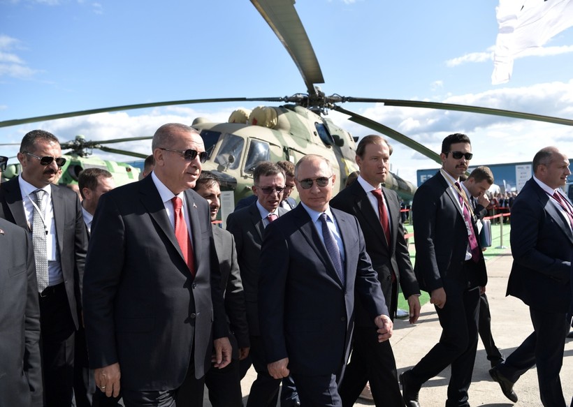 Tổng thống Nga Vladimir Putin và người đồng cấp Thổ Nhĩ Kỳ Recep Tayyip Erdogan tham dự triển lãm hàng không MAKS 2019 tại Zhukovsky, ngoại vi Moscow, Nga ngày 27/8/2019 (Ảnh: Reuters)