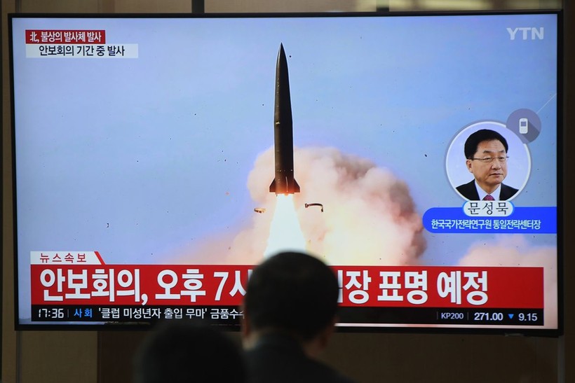 Người dân Hàn Quốc theo dõi một vụ thử tên lửa của Triều Tiên qua truyền hình (Ảnh: Getty)