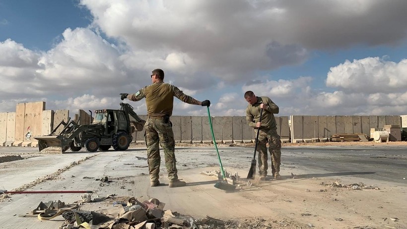 Binh sĩ Mỹ dọn dẹp đống đổ nát tại căn cứ Al-Asad sau khi bị Iran tấn công bằng tên lửa (Ảnh: France24)