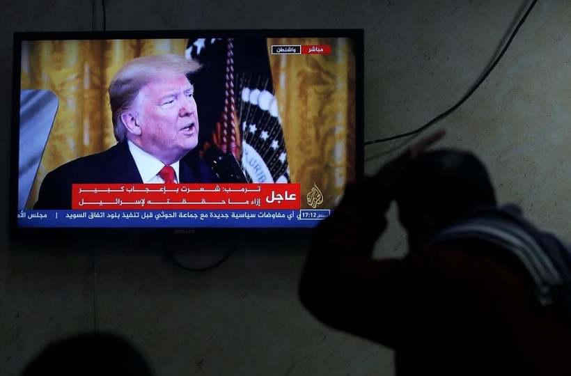 Một người Palestine theo dõi ông Trump tuyên bố kế hoạch hòa bình Trung Đông qua truyền hình (Ảnh: Reuters)