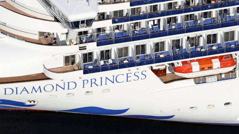 Tàu Diamond Princess neo đậu tại cảng Yokohama, Nhật Bản (Ảnh: Kyodo News)