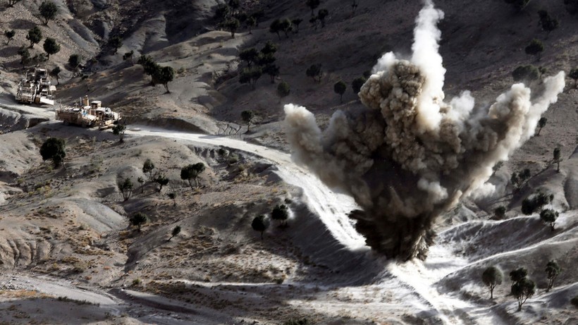 Binh sĩ Mỹ cho nổ một trái bom mà các chiến binh Taliban cài trên một tuyến đường ở Afghanistan (Ảnh: RT)