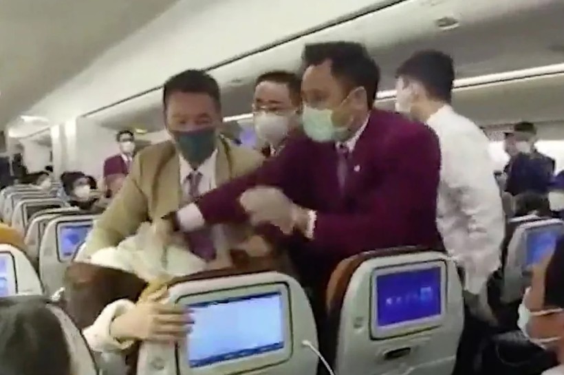 Một bức ảnh chụp cho thấy nữ hành khách Trung Quốc bị khống chế sau khi ho vào nữ tiếp viên của hãng Thai Airways (Ảnh: Handout)