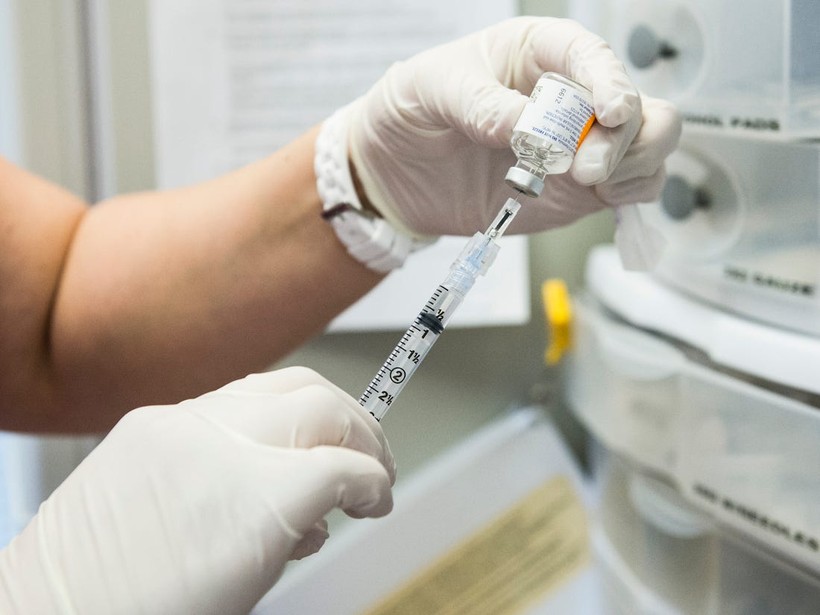 Các nhà khoa học đã đạt bước đột phá mới trong việc điều chế vaccine cúm toàn cầu (Ảnh: Insider)