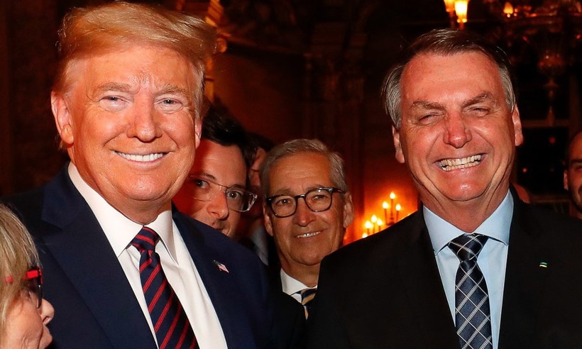 Ông Fabio Wajngarten, đứng núp sau ông Trump trong bức ảnh chụp tại bữa tối ở Mar-a-Lago, nhiễm COVID-19 (Ảnh: Guardian)