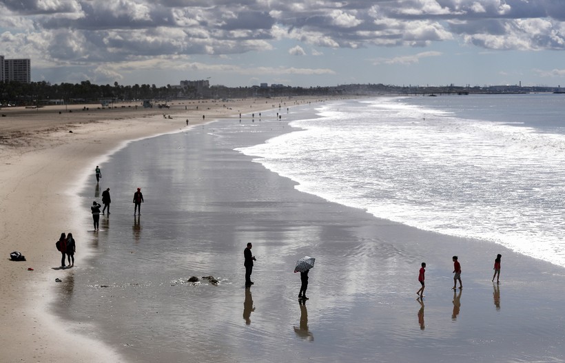 Bãi biển Santa Monica ở California vắng bóng người trong bối cảnh dịch COVID-19 lan rộng (Ảnh: CNN)
