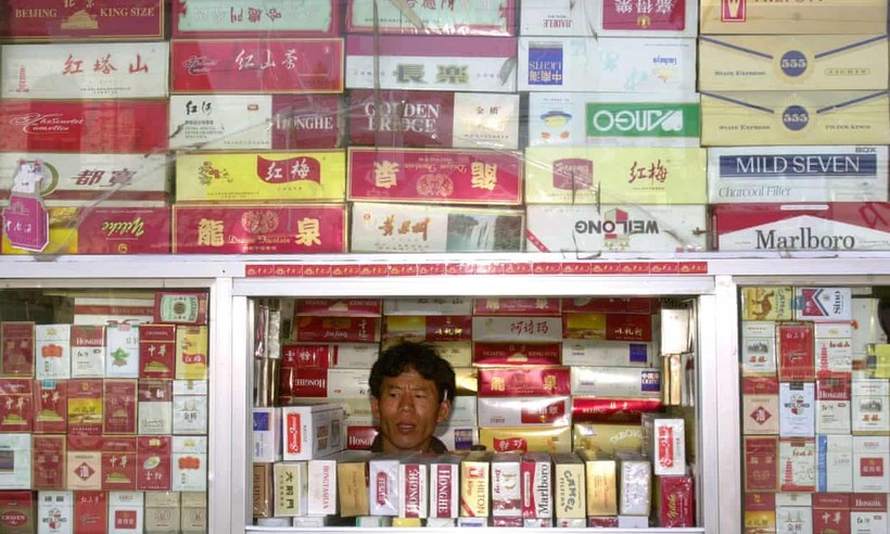 Một cửa hiệu bán thuốc lá ở Bắc Kinh, Trung Quốc. 50% đàn ông Trung Quốc hút thuốc trong khi tỷ lệ ở phụ nữ chỉ là 2% (Ảnh: AP)