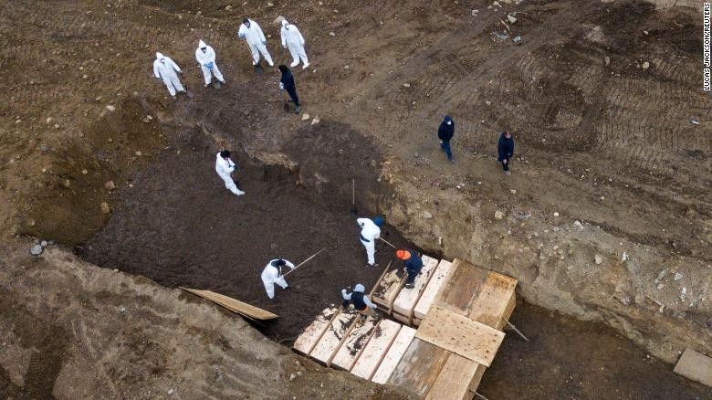 Một bức ảnh chụp từ drone cho thấy cảnh chôn cất tập thể trên đảo Hart ở New York (Ảnh: CNN)