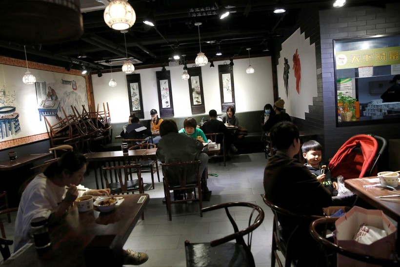 Nghiên cứu mới khuyến cáo các nhà hàng nên tăng khoảng cách giữa các bàn ăn (Ảnh: Reuters)