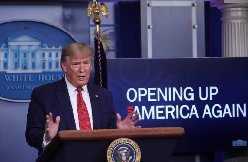 Tổng thống Trump trả lời báo chí về kế hoạch mở cửa lại nền kinh tế trong cuộc họp báo tại Nhà Trắng (Ảnh: Reuters)