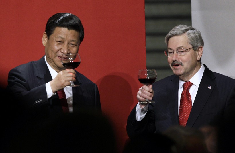 Chủ tịch Trung Quốc Tập Cận Bình và Đại sứ Mỹ tại Trung Quốc Terry Branstad trong bức ảnh chụp năm 2017 (Ảnh: AP)
