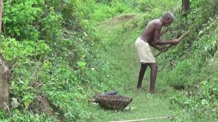 Người đàn ông đến từ bang Bihar dành suốt 30 năm để đào kênh dẫn nước về làng (Ảnh: OC)