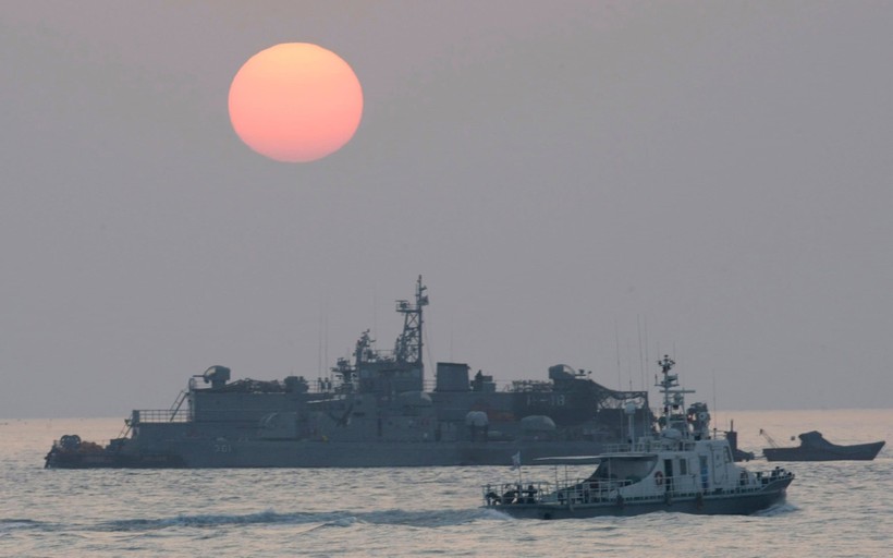 Một tàu tuần tra của hải quân Hàn Quốc đang thực hiện nhiệm vụ trên biển (Ảnh: Telegraph)