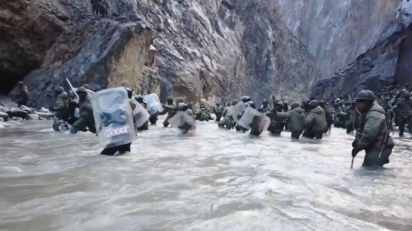 Một hình ảnh được cắt từ video cuộc đụng độ giữa binh sĩ Trung Quốc và Ấn Độ (Ảnh: RT)