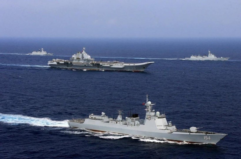 Nhóm tàu sân bay Liêu Ninh của Trung Quốc đang băng qua vùng biển giữa Okinawa và đảo Miyako của Nhật Bản hồi cuối tuần trước (Ảnh: Reuters)