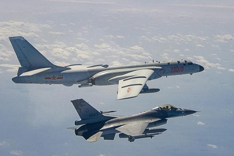 Chiến đấu cơ Đài Loan bám đuôi máy bay ném bom của Trung Quốc ở Eo biển Đài Loan trong năm 2020 (Ảnh: Handout)