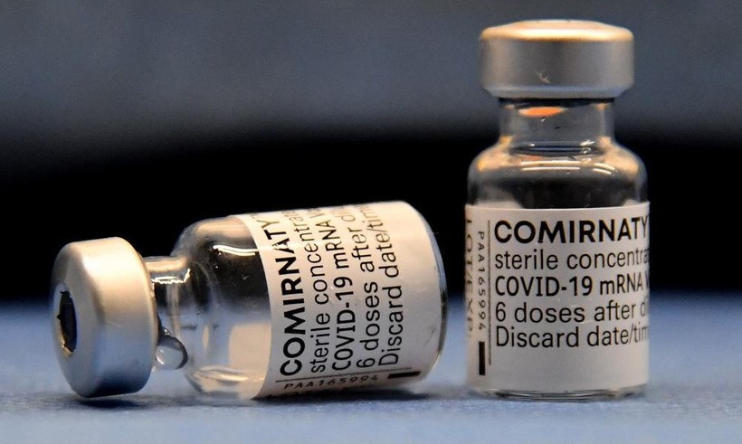 Hai lọ vaccine Pfizer-BioNTech được chuẩn bị tại Italy hôm 22/4. Ảnh: AFP.