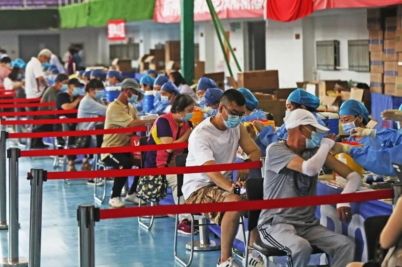 Người dân ở Liêu Ninh, Trung Quốc đi tiêm vaccine ngừa COVID-19 trong tháng 6 vừa qua (Ảnh: Xinhua)