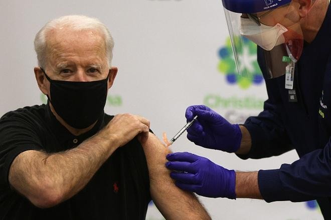 Tổng thống Mỹ Joe Biden tiêm vắc xin Covid-19 mũi 2 hồi tháng 1/2021 (Ảnh: Reuters)