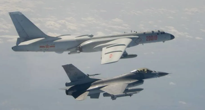 Máy bay ném bom H-6 của Trung Quốc áp sát máy bay F-16 của Đài Loan hồi tháng 2 (Ảnh: Reuters).