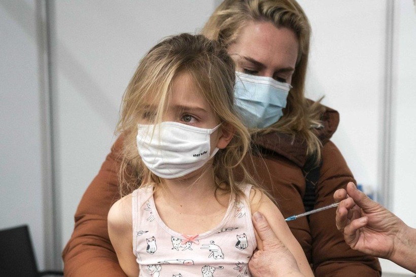 Thụy Điển quyết định không khuyến nghị tiêm vaccine COVID-19 cho tất cả trẻ em ở nhóm tuổi 5-11 (Ảnh: EPA)