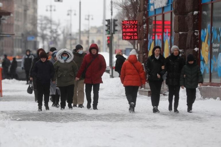 Người dân đi lại trên đường phố Kiev, Ukraine hôm 30/1 (Ảnh: EPA).