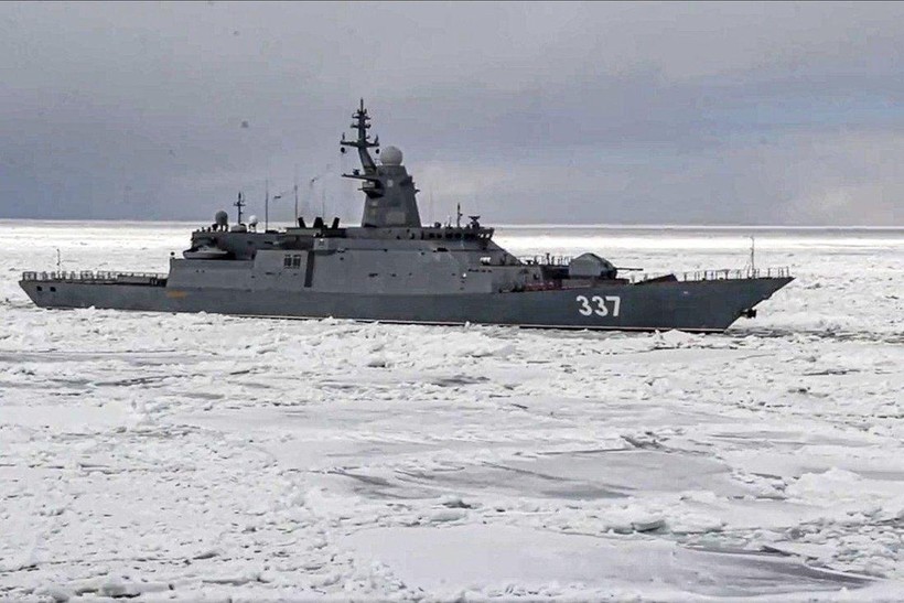 Một tàu hải quân Nga băng qua eo biển La Perouse (Ảnh: AP)