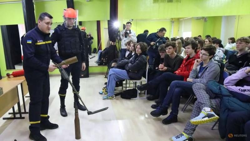 Học sinh ở TP Kharkiv được học về chất nổ cũng như diễn tập sơ tán để chuẩn bị trước nguy cơ Nga tấn công nước này. Ảnh: REUTERS