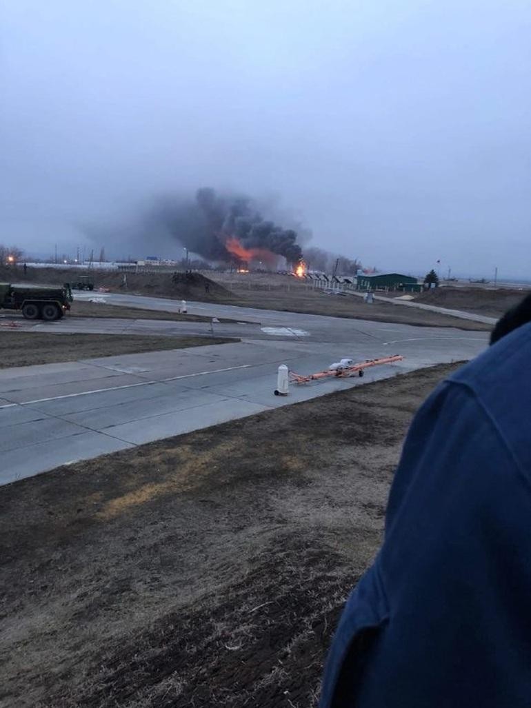 Hình ảnh ghi lại vụ hỏa hoạn được cho là ở căn cứ Nga (Ảnh: Twitter).