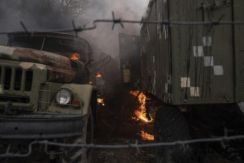Một xe quân sự của Ukraine bị hư hại sau đòn pháo kích của Nga ở Mariupol (Ảnh: AP)
