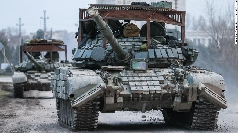 Xe tăng Nga di chuyển dọc thành phố Armyansk, phía Bắc bán đảo Crimea (Ảnh: CNN)