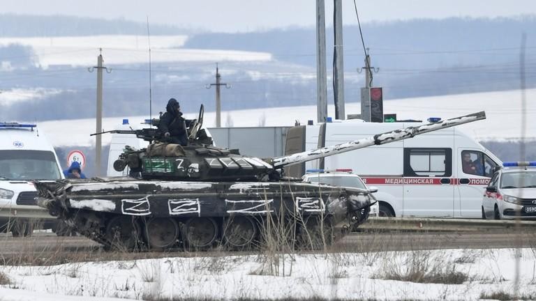 Một xe tăng Nga ở vùng Belgorod, Nga ngày 28/2 (Ảnh: Sputnik)