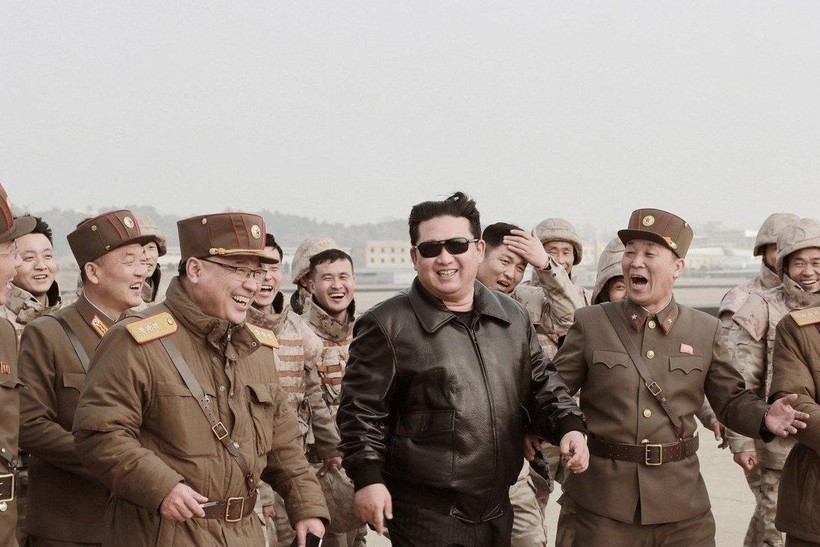 Lãnh đạo Triều Tiên Kim Jong-un cùng các tướng lĩnh quân đội trong vụ phóng thử nghiệm tên lửa hôm 24/3 (Ảnh: KCNA)