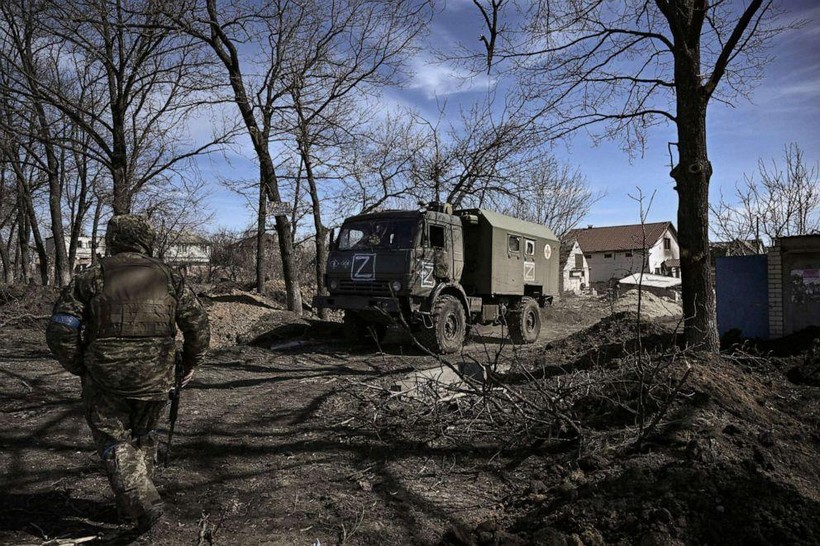 Binh sĩ Ukraine bên cạnh một xe quân sự của Nga bị thu giữ ở Kharkiv (Ảnh: AFP)