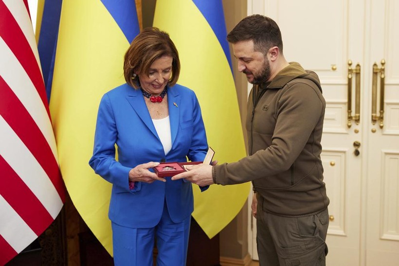 Chủ tịch Hạ viện Mỹ Nancy Pelosi và Tổng thống Ukraine Volodymyr Zelensky trong bức ảnh được công bố ngày 1/5 (Ảnh: AP)