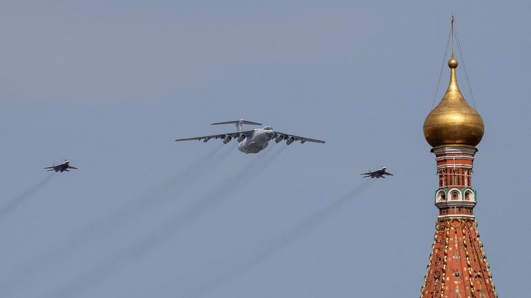 Máy bay vận tải quân sự Il-78 và máy bay chiến đấu Mi-29 của Nga trong cuộc diễn tập duyệt binh ngày 7/5 (Ảnh: Reuters).