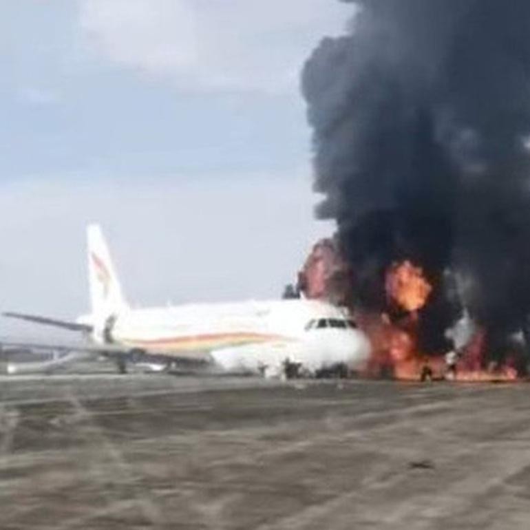 Ngọn lửa bao trùm phần bên trái máy bay Airbus A319-100 của hãng Tibet Airlines sáng 12/5 (Ảnh: SCMP).