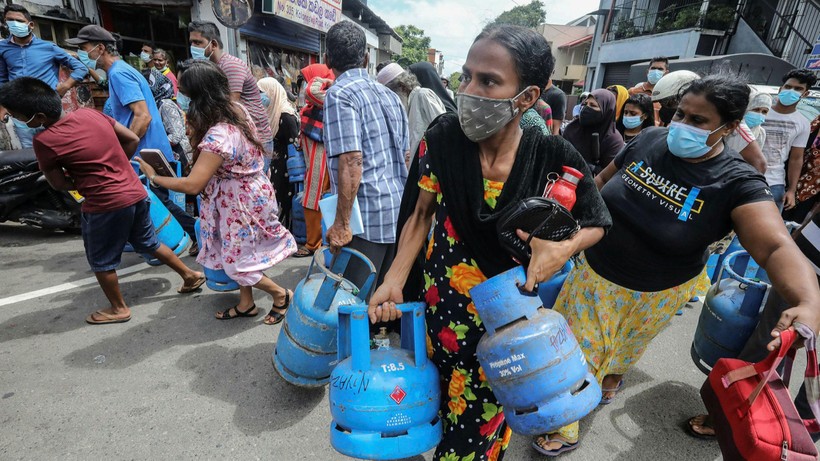 Người dân Sri Lanka phải sống trong cảnh thiếu năng lượng trầm trọng suốt nhiều ngày (Ảnh: FT)