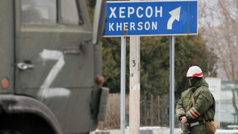 Xe quân sự Nga di chuyển ở Crimea qua biển chỉ đường đến Kherson (Ảnh: TASS)