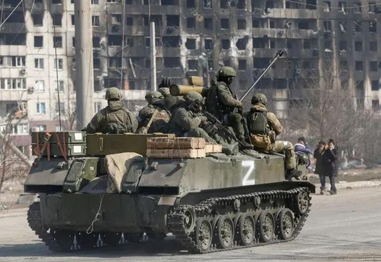 Xe bọc thép của lực lượng thân Nga tại Mariupol, Ukraine (Ảnh: Reuters).
