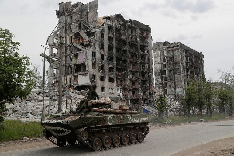 Tòa nhà bị phá hủy ở Lugansk, Đông Ukraine (Ảnh: Reuters).