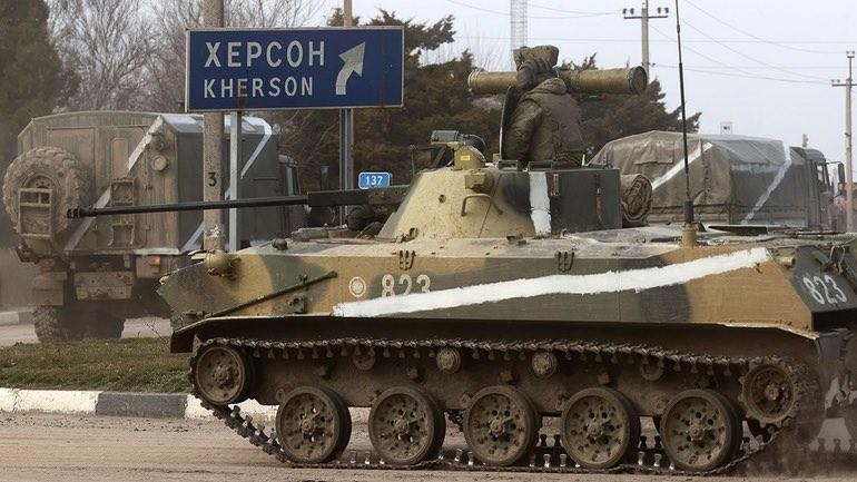 Binh sĩ Nga tiến về Kherson, Ukraine (Ảnh: AFP).