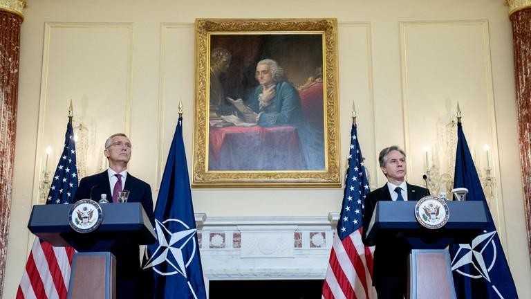 Tổng thư ký NATO Jens Stoltenberg và Ngoại trưởng Mỹ Antony Blinken trong cuộc họp báo chung tại Washington DC ngày 1/6 (Ảnh: AFP)