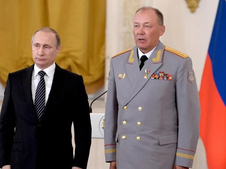 Tổng thống Nga Vladimir Putin và tướng Alexander Dvornikov tại một sự kiện vào tháng 3/2016 (Ảnh: AP).