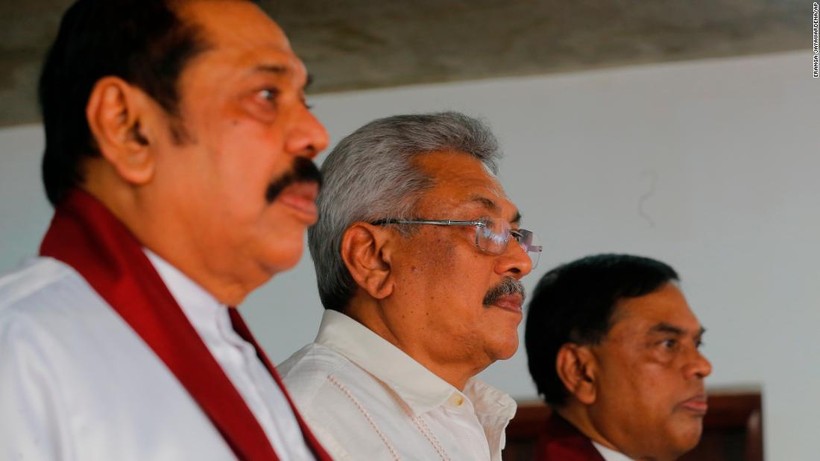 Cựu Tổng thống Mahinda Rajapaksa (trái) cùng các anh em của ông, Tổng thống Gotabaya Rajapaksa (giữa) và cựu Bộ trưởng Phát triển Kinh tế Basil Rajapaksa (Ảnh: CNN)